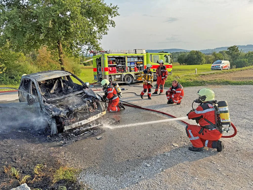 Die Feuerwehr Uster konnte den Brand schnell löschen. Ein ausgebrannter Mercedes der B-Klasse. Rund um das Auto sieht man Feuerwehrleute in Vollmontur.